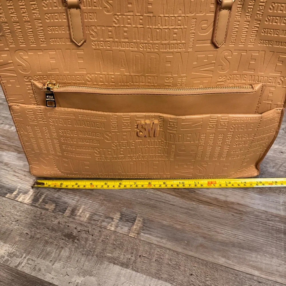 Steve Madden Large Logo Embossed Tote Tan Shoulder Bag Gold Hardware - Picture 9 of 12